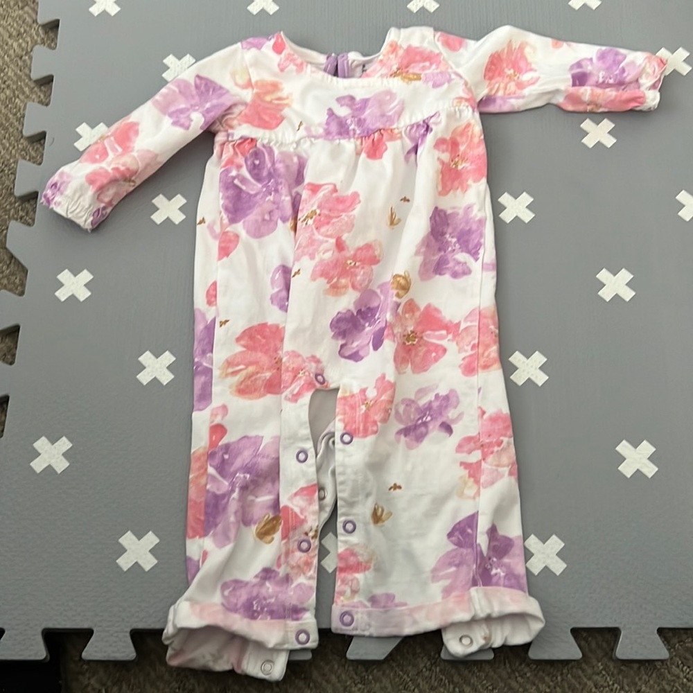 Girls Onesie Burt’s Bee brand. Excellent condition